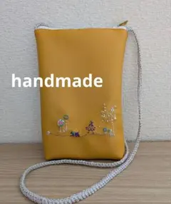 ポシェット ハンドメイド　刺繍　犬散歩　花　マスタード　合皮