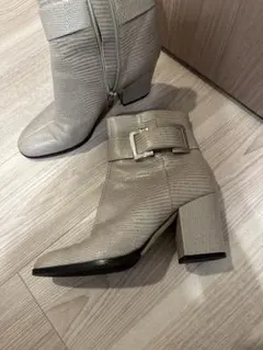 ベージュのショートブーツ　セルジオロッシ