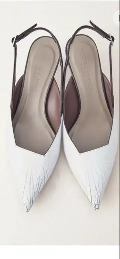 シャープアシンメトリーバックベルト パンプスのサムネイル