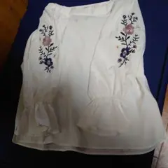 腕部分に刺繍入り長袖トップス、