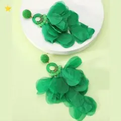 グリーンフラワーモチーフピアス　カジュアル　エレガント　個性的　大ぶりピアス