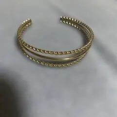 ゴールド色ツイストデザイン バングル