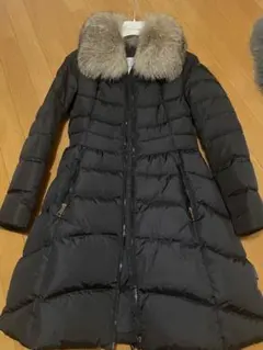 MONCLER ファー付きブラックダウンジャケット