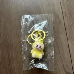 ラブブ キーホルダー　ガチャガチャ　黄色