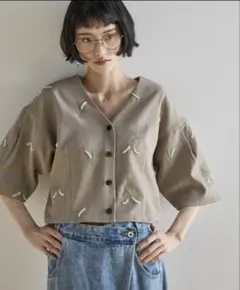 （新品）THE YOn フラワーエンブロイダリータックスリーブクロップドブラウス
