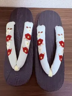 우타네 우타네 나막신 자수 빨간색과 흰색 동백