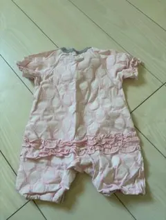 ピンクのフリル付きロンパース