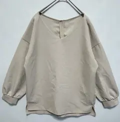 ⁠【美品】プラステ Vネックブラウス M ベージュ バックジップ 長袖オフィス⁠のサムネイル