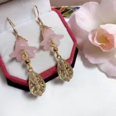 新品未使用 大きめピンクフラワー × ゴールドデザインしずくパーツ ピアス