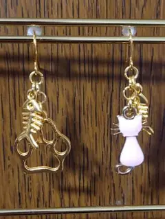 金色の魚の骨と猫のシルエットピアス 薄ピンク