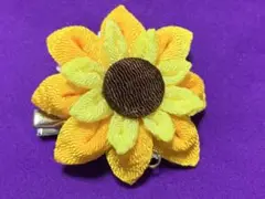 ひまわりデザインのブローチ