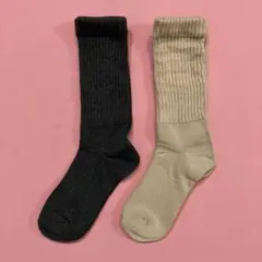 ユニクロ　ルーズソックス　ダークグレーとベージュ