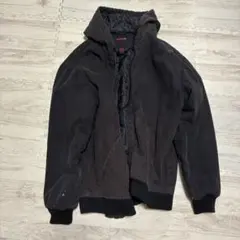 黒いフード付きジップアップジャケット