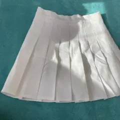 白のプリーツミニスカート　可愛い