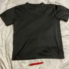 黒いスポーツ用ショートスリーブシャツ