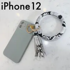 残り１つ　iPhone12ケース★リング付きソフトケース　グレー×白ヘビ柄　フサ