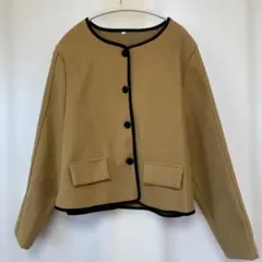 ノーカラーパイピングジャケット ベージュ　サイズL