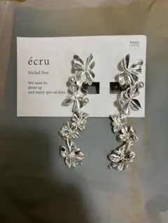 écru フラワーモチーフ イヤリング　ニッケルフリー
