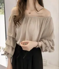 アイボリー オフショルダー バルーンスリーブ シャツ