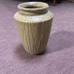 ベージュ陶器花瓶 ストライプ模様