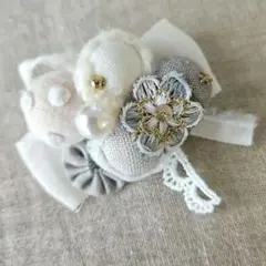 コットンボール　フェミニンブローチ　ホワイトグレージュ　パール
