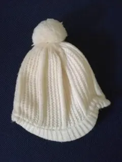 子ども用　白のニット帽子　ボンボン付き　男女兼用
