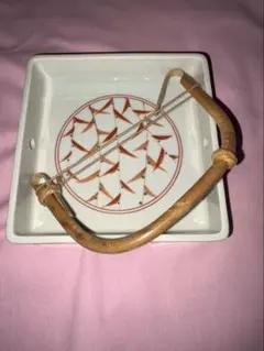 赤い模様の竹持ち手皿 約13cm