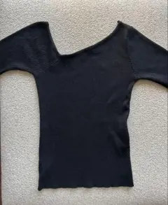 ブラックオフショルダー五分袖ニット