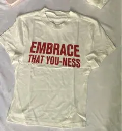 EMBRACE THAT YOU-NESS クロップドTシャツ