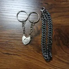 黒いチェーンブレスレットとペアキーホルダー