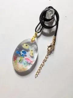 レジンアート、水族館みたいな楕円形アジャスター付き合皮ペンダント
