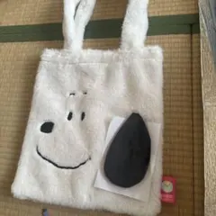 ファー素材のホワイトバッグ