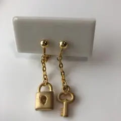 キーモチーフイヤリングのサムネイル
