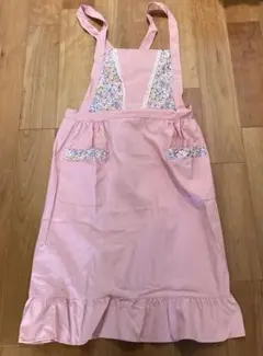 ピンクの花柄エプロン フリル付き