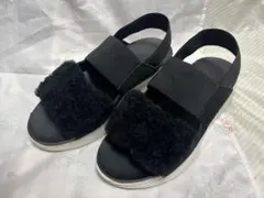 UGG ブラック ファー　サンダルのサムネイル