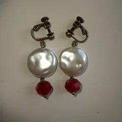 パールと赤いビーズのイヤリング