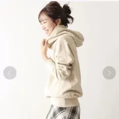 U by Spick&Span パーカー　ベージュ　アイボリーのサムネイル