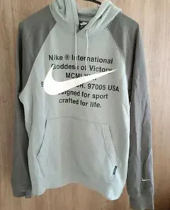 グレー パーカー