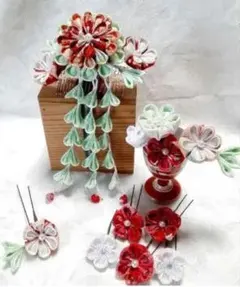 つまみ細工髪飾り（紅に薄黄緑）成人式・卒業式・七五三No.293