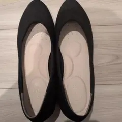 ブラックスエード調低ヒールパンプス