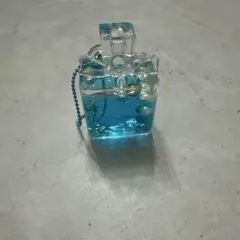 青と月がテーマの香水のようなボトル型キーホルダー！