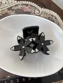 黒い花のヘアクリップ ストーン付き