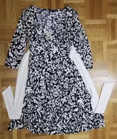 花柄ネック長袖ワンピース✨モノトーン　ロングワンピース　花柄　白黒　Vネック