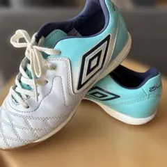 UMBRO フットサルシューズ ホワイト×ライトブルー　小学生　サッカーのサムネイル