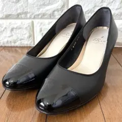 ほぼ未使用✨　リズラフィーネ　パンプス 23.5 レザー　エナメルコンビ　黒のサムネイル