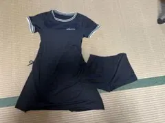 黒いワンピース水着（ショートパンツ付き）160