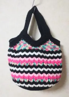 B【ハンドメイド】かぎ針編みのグラニーバッグ 黒 ピンク