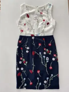 刺繍入りノースリーブひざ丈ワンピース