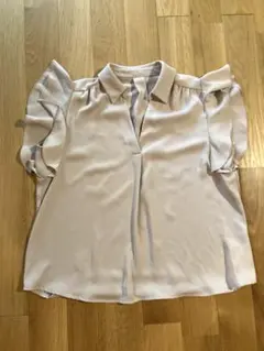 フリルスリーブ　Ｖネック　ブラウス