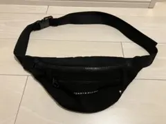 TOMMY HILFIGER ブラック ボディバッグ